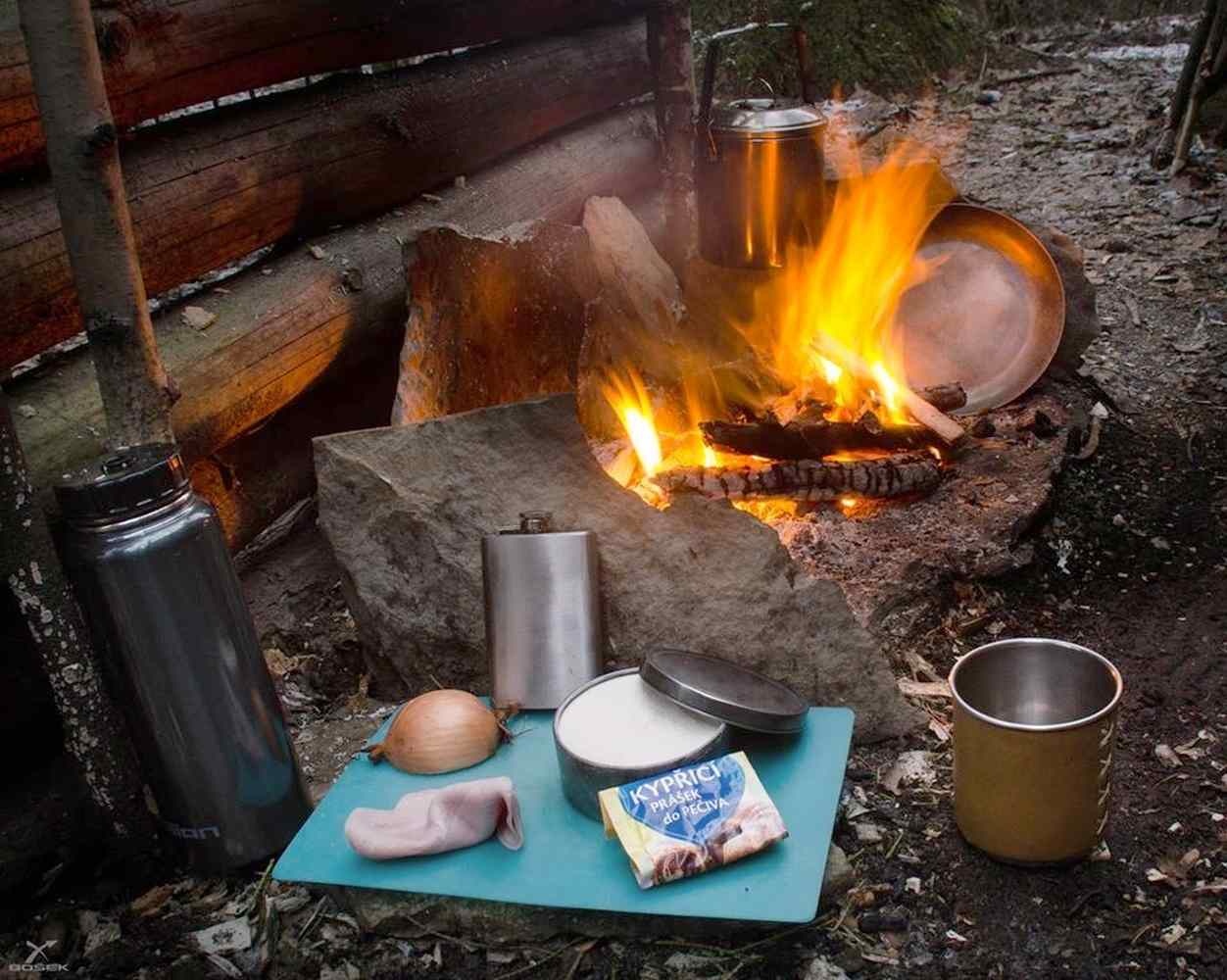 Vaří se voda na kávu a příprava na smažený bannock